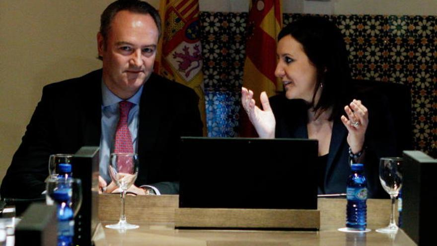 El president de la Generalitat, Alberto Fabra, preside una reunión de trabajo con la consellera de Educación, Cultura y Deporte, Maria Jose Catalá, y su equipo directivo.