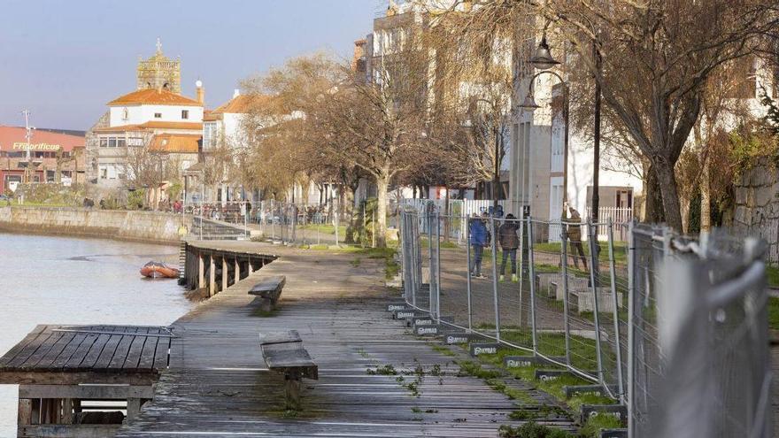 Vista general del paseo de Bouzas por donde paseaba el hombre cuando fue multado.