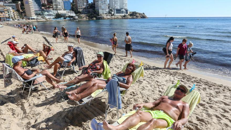 Turistas españoles disfrutando en la playa de Levante de Benidorm este marzo