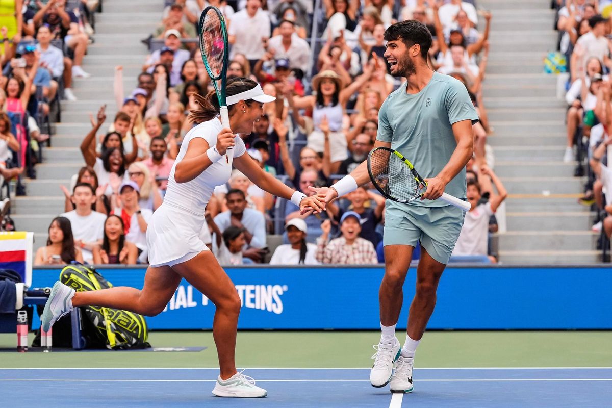 Carlos Alcaraz y Emma Raducanu, durante su partido de dobles en el Abierto de Estados Unidos