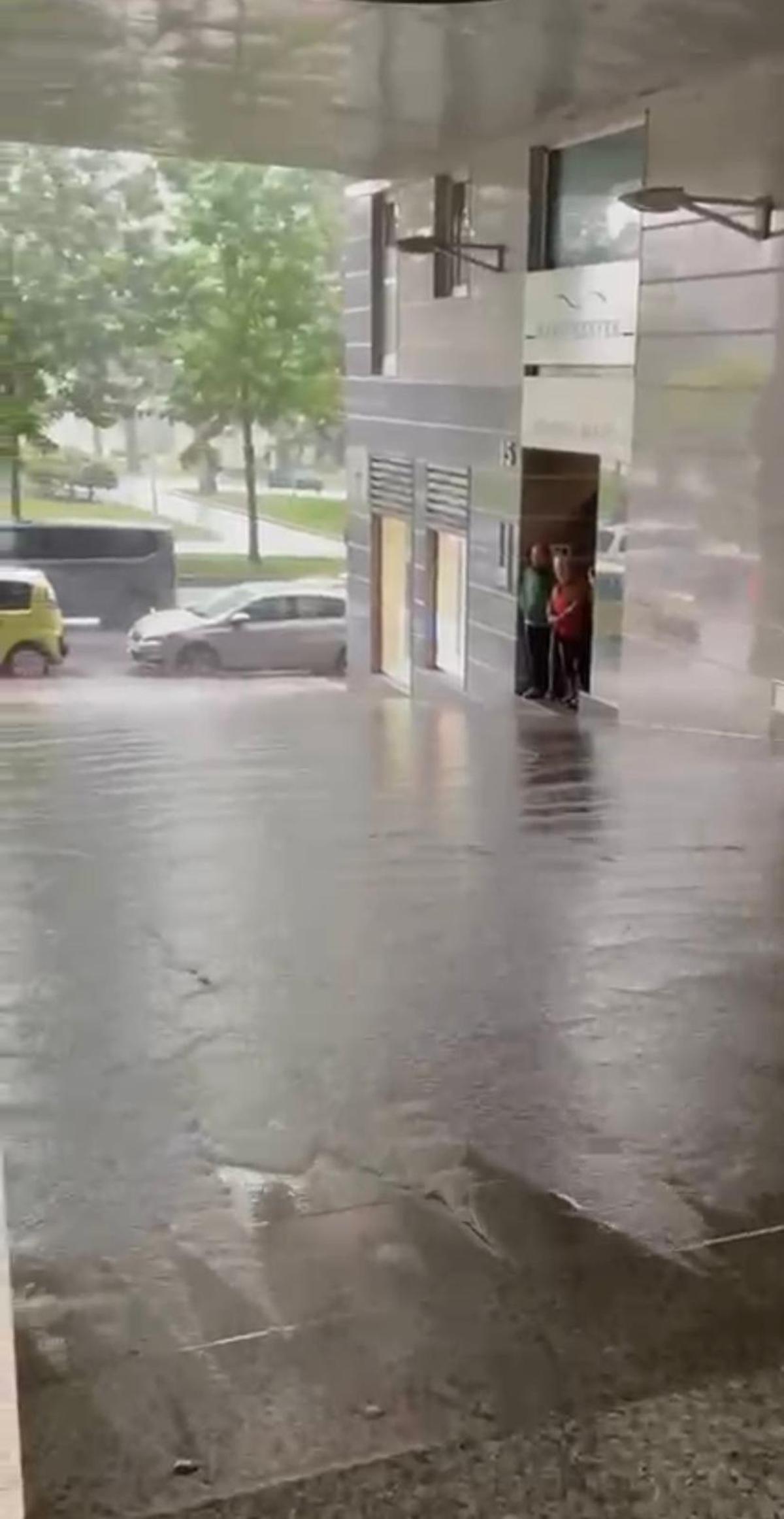 EN IMÁGENES: Quejas por inundaciones de vecinos de un portal de Pola de Siero
