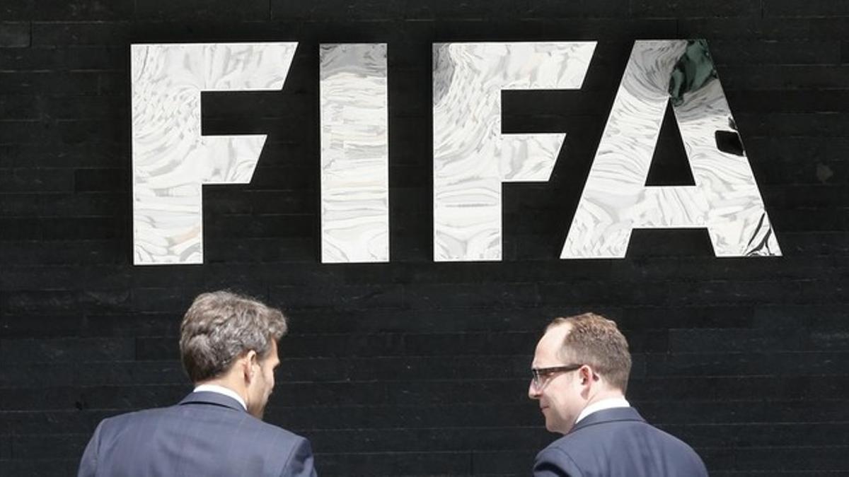 El logo de la FIFA en la entrada de la sede de  Zúrich.