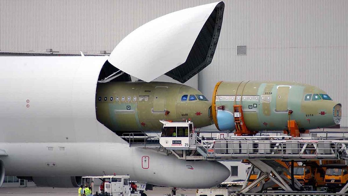 Un Beluga XL cargando parte del fuselaje de otros aviones.