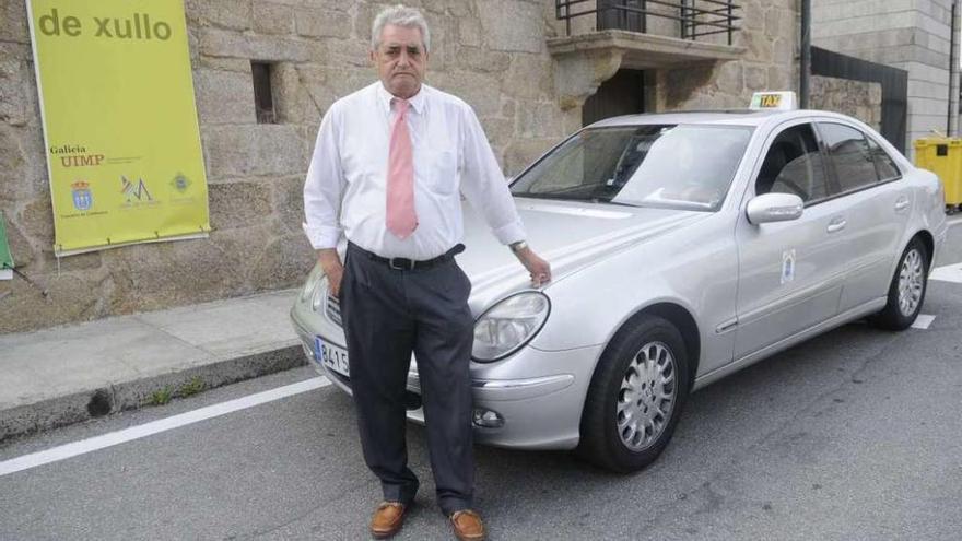 Jorge Carballo frente al Museo do Viño de Cambados. // Noé Parga