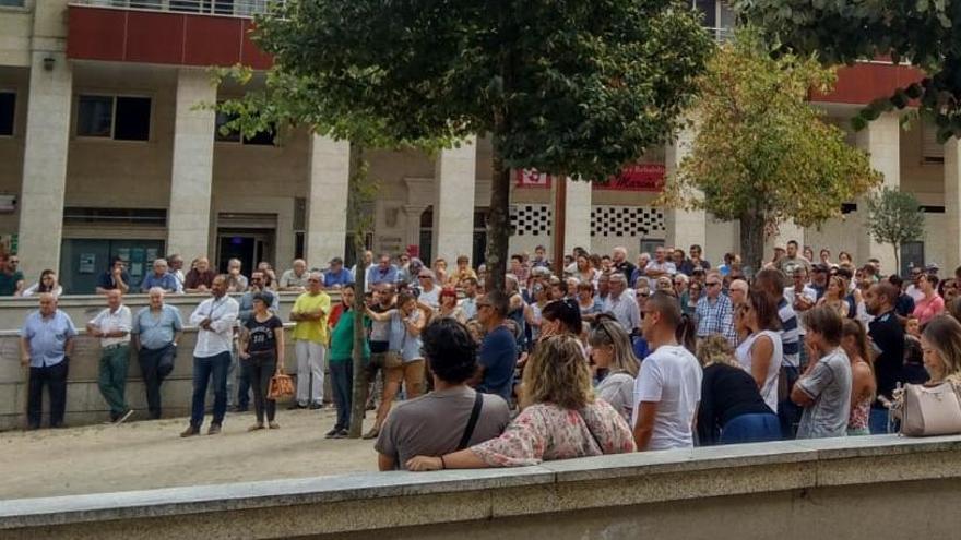 Un momento de la protesta de los vecinos para reclamar una solución a los problemas del centro de salud. / FdV