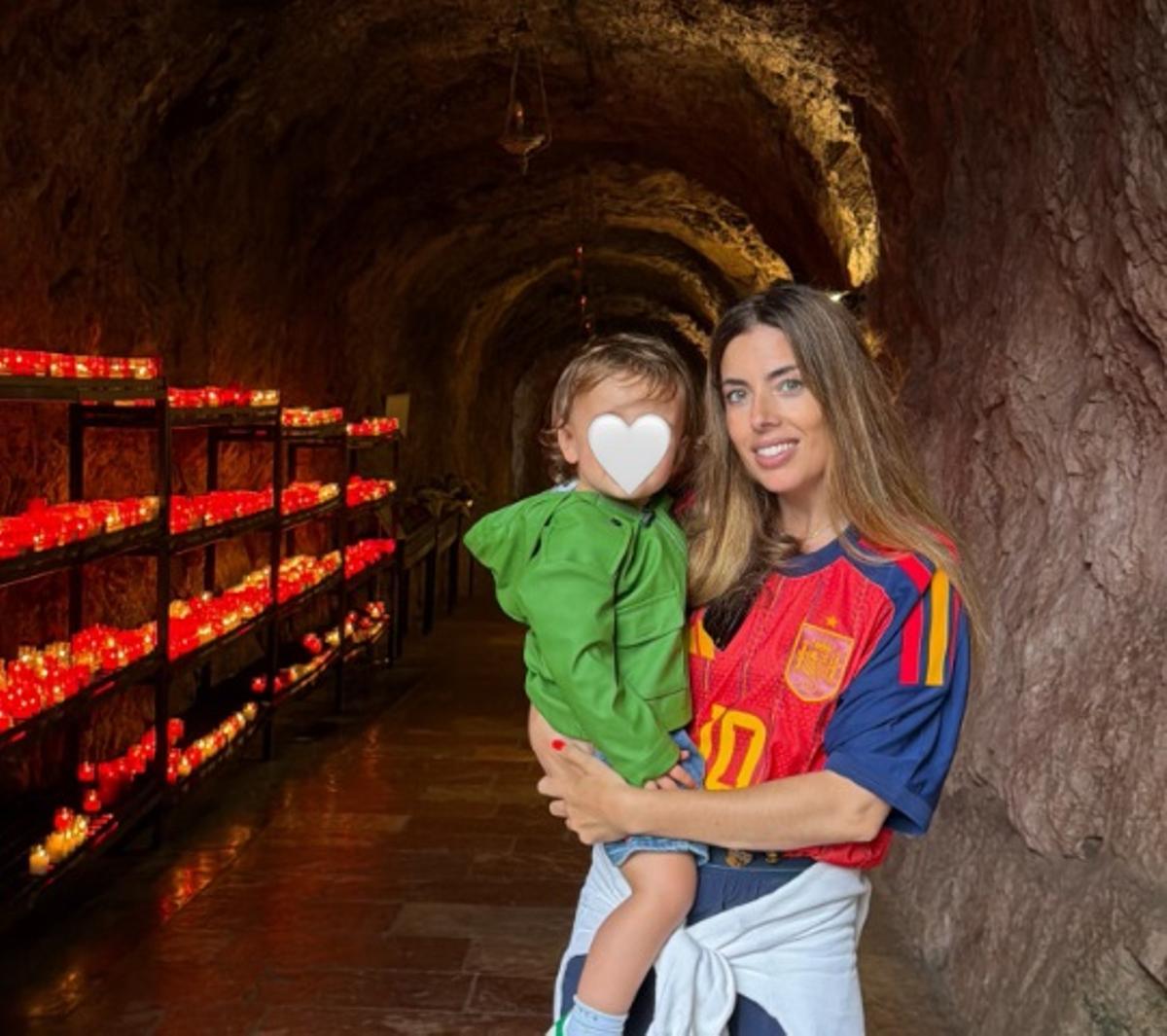 Lidia Bedman con su hijo Hernán en la Santa Cueva de Covadonga