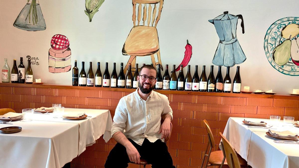 El cocinero Àngel Esteve en el comedor del restaurante Sisè.