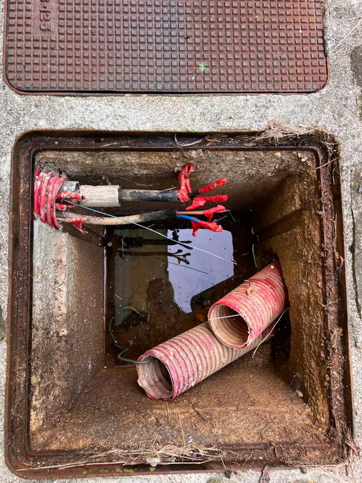 O PP de Santiago denuncia o mal estado no que se atopan os cadros eléctricos das casetas nas que a veciñanza do Eixo garda os materiais