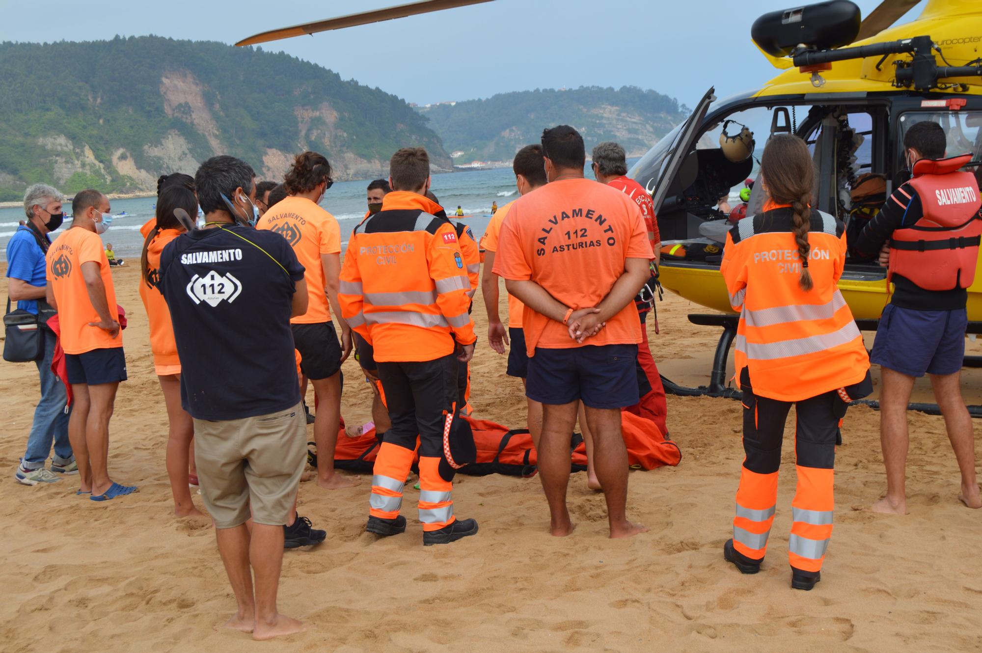 Así fue el simulacro de Salvamento en la playa de Rodiles