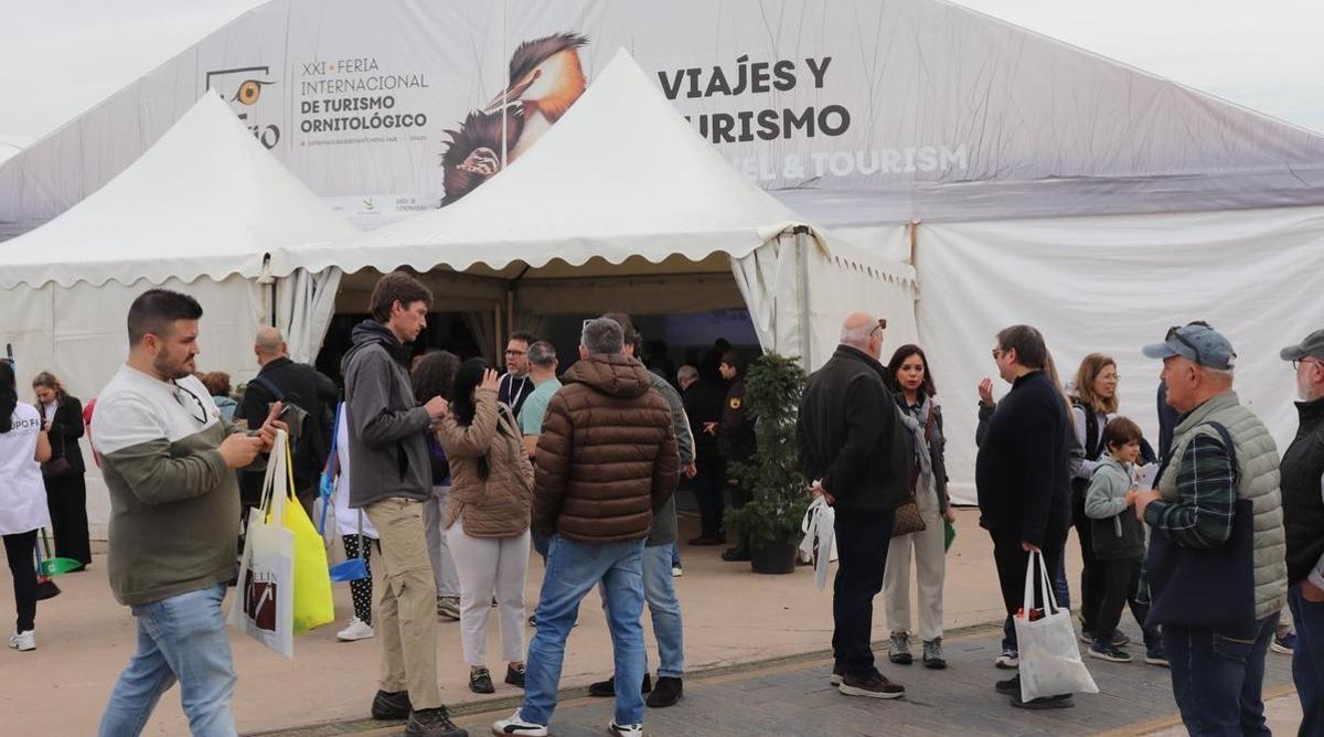 Visitantes a la feria ornitológica extremeña.