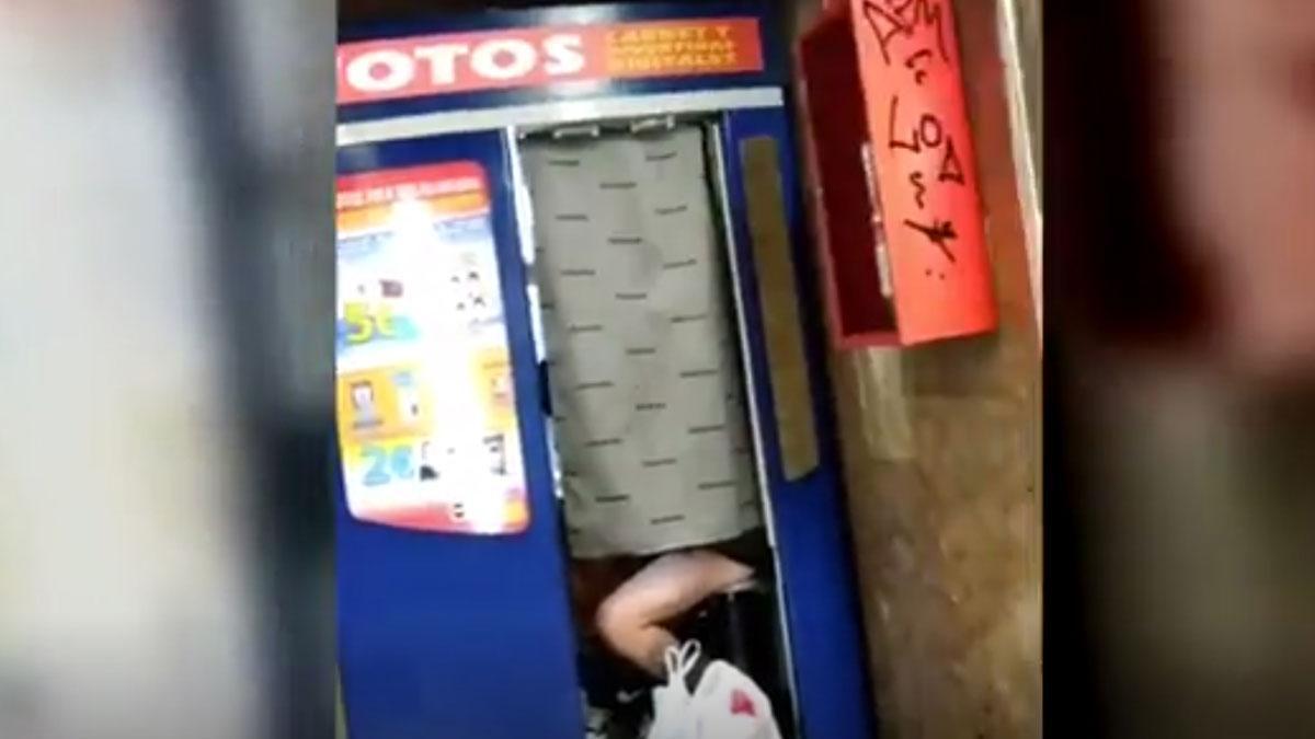 Una pareja ignora el confinamiento y practica sexo en un fotomatón del metro de Barcelona