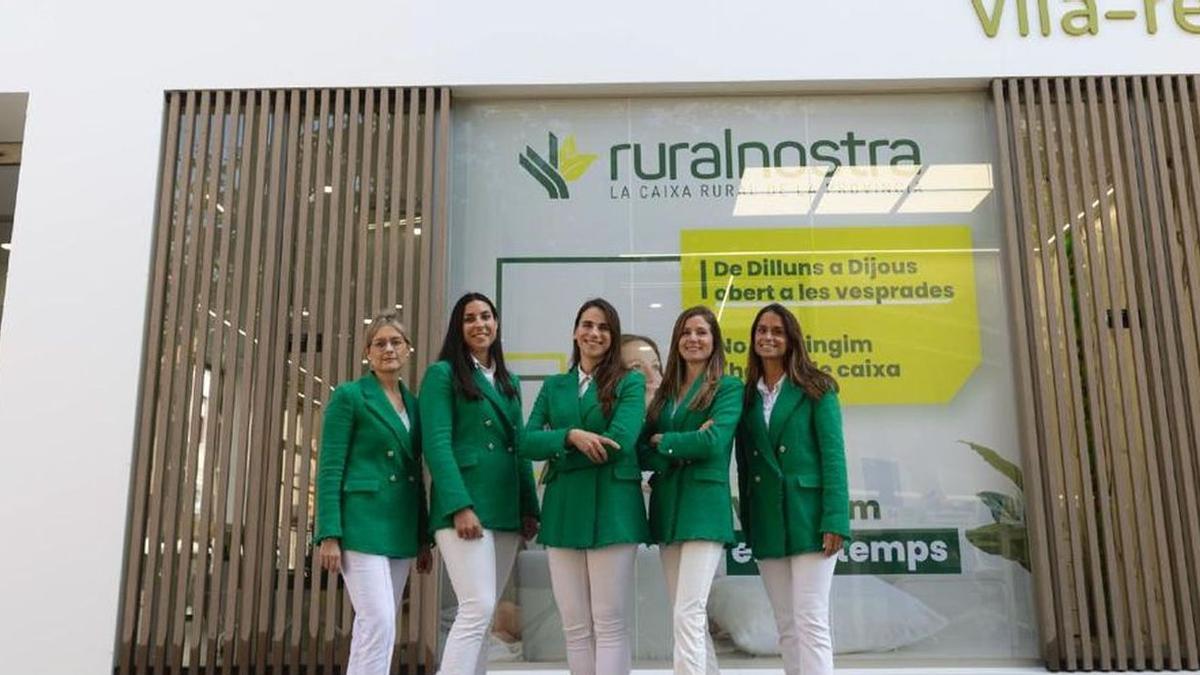 El equipo de Ruralnosta en Vila-real, delante de la sede ubicada en la plaza Major.230511 WA0009