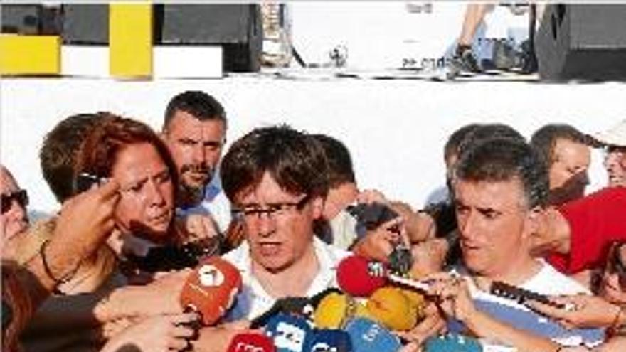 Puigdemont atén els mitjans en l&#039;acte de la Diada, a Salt.