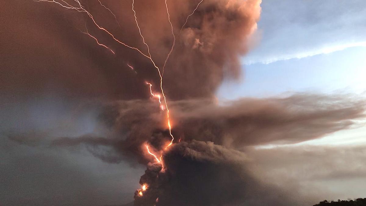 El curioso fenómeno que hace que los rayos asciendan al cielo (y no al revés)