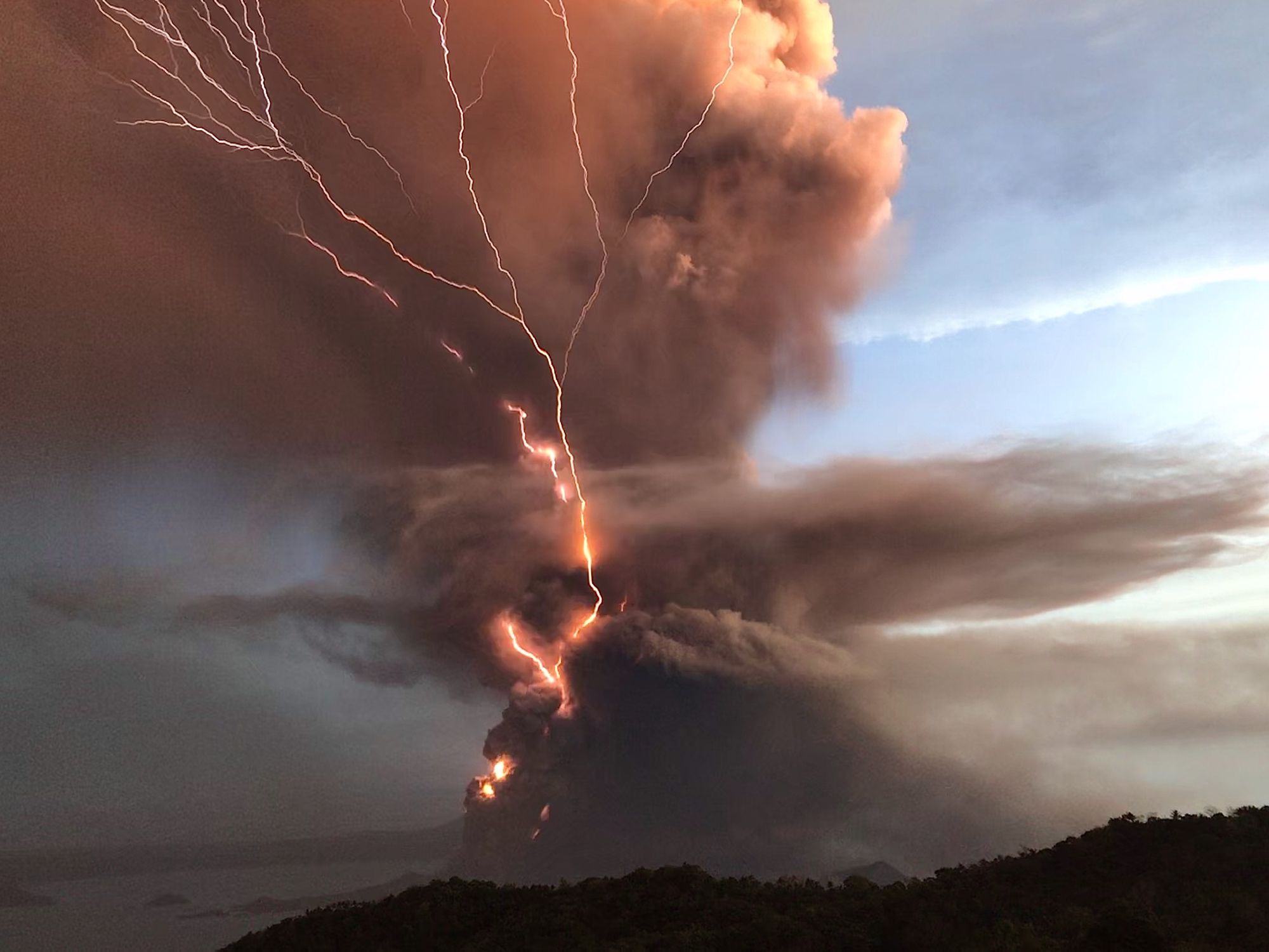 Relámpago emana de volcán