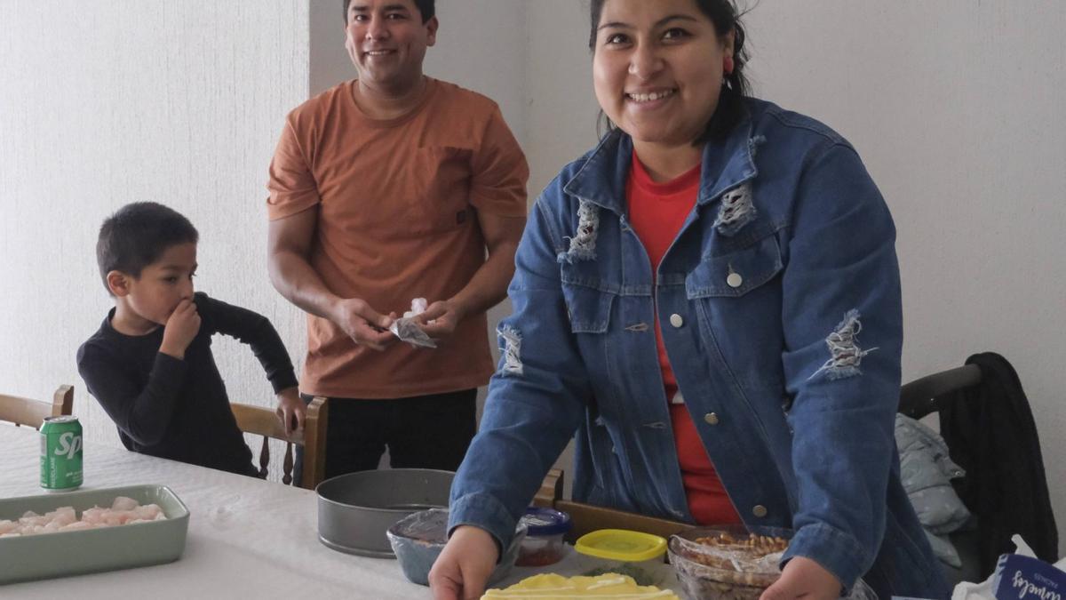 Una familia peruana muestra la causa limeña que trajeron a la comida. | Fotos: Roi Cruz