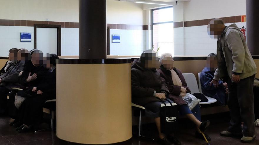 Pacientes en la sala de espera del centro de salud Santa Elena.