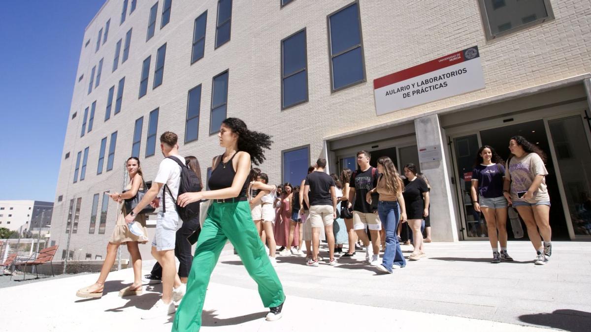 Un grupo de alumnos, ayer ala entrada del nuevo aulariode la Salud.