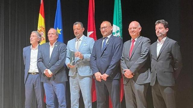 Eloy Alonso y Marco Fernández, en el centro, con el galardón.