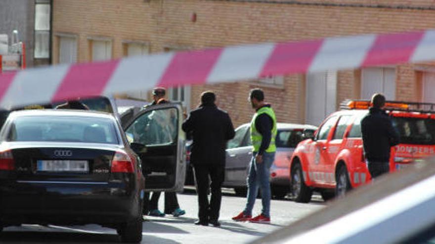 Un agente vestido de médico libera a una mujer tras cuatro horas retenida por su expareja