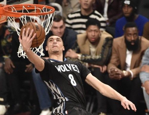 LaVine, de los Timberwolves de Minnesota, revalidó su título de campeón del concurso de mates después que en la tercera ronda alargada por los empates que se dieron hizo un mate perfecto de 50 puntos, el cuarto de la noche, y superó al novato Aaron G