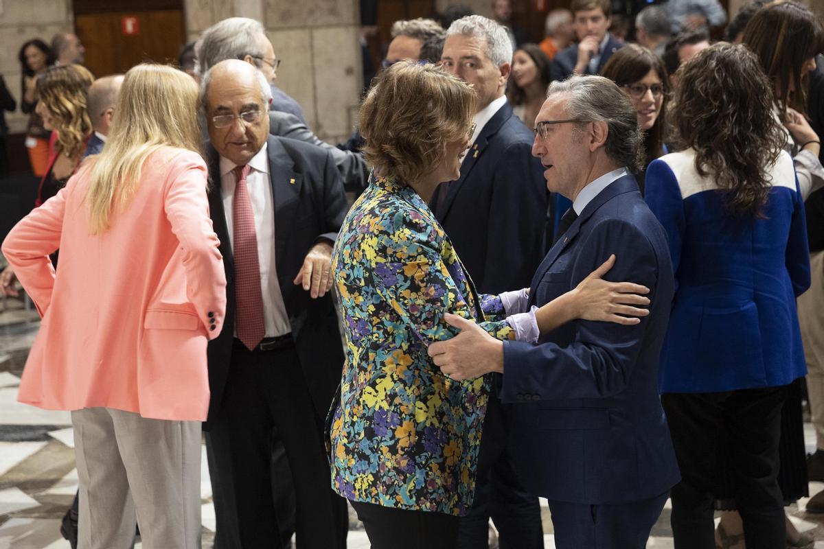 El nuevo gobierno catalán tras el acto de toma de posesión de los nuevos consellers que se ha celebrado este martes en el Palau de la Generalitat, antes de celebrar la primera reunión del nuevo Govern