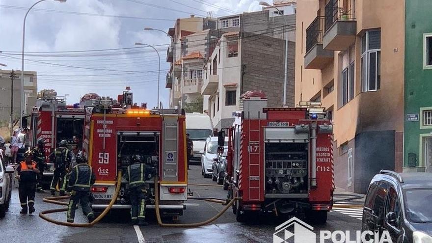 Asistidas tres personas en el incendio de un garaje de una vivienda en Tenerife