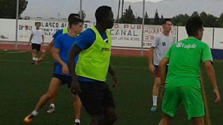 Jugadores del Almoradi entrenando.