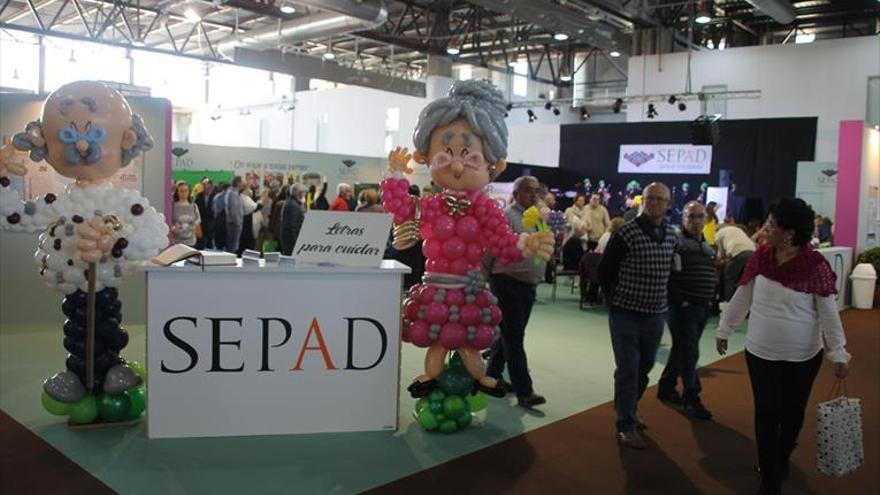 Los mayores participan en el estand del Sepad en Ifeba