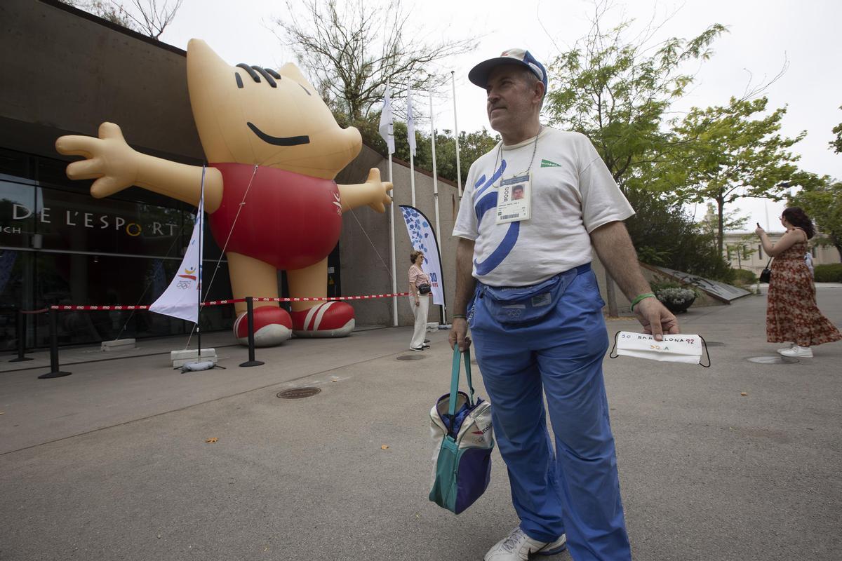 José Manuel, voluntario de Barcelona 92, junto al Cobi gigante instalado estos días en el Museo Olímpic