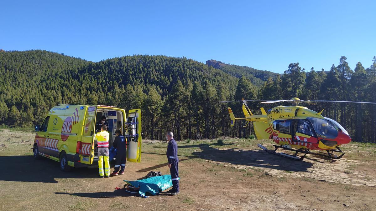 Momento del traslado de la víctima al helicóptero medicalizado