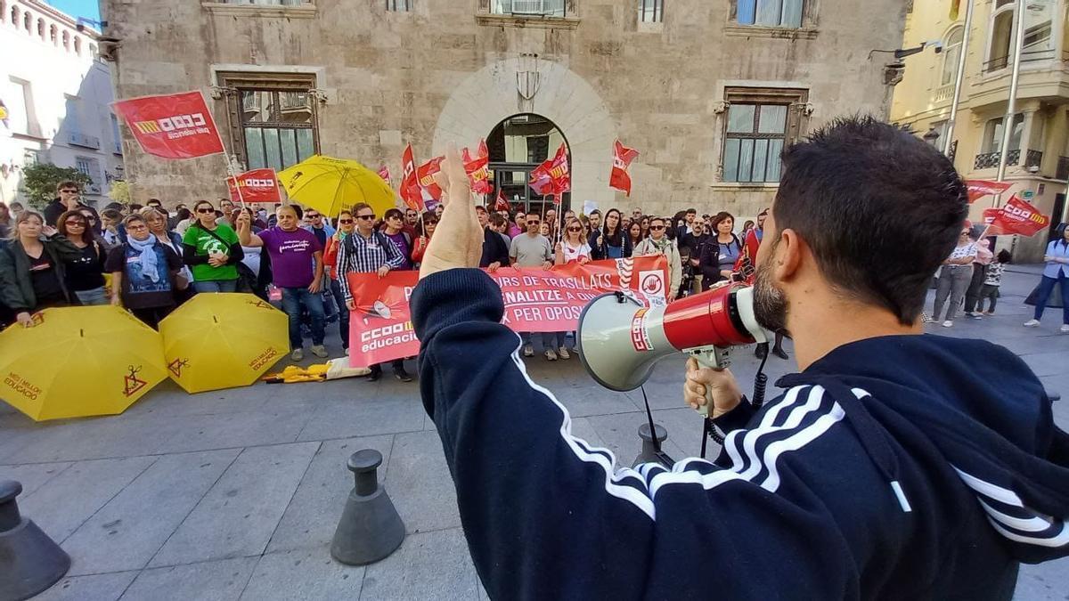 Concentración de CCOO enfrente del Palau de la Generalitat por el concurso de traslados docentes de este curso.