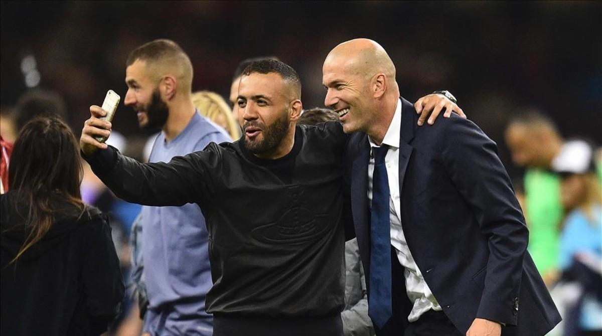 marcosl38731493 real madrid s french coach zinedine zidane  r  poses for a s170603231712