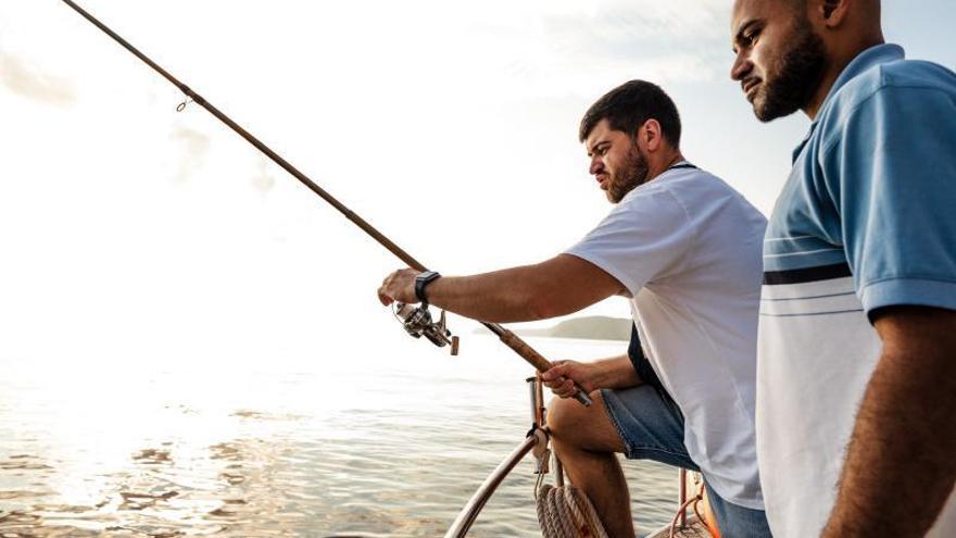 Dos pescadores recreativosen una embarcación.