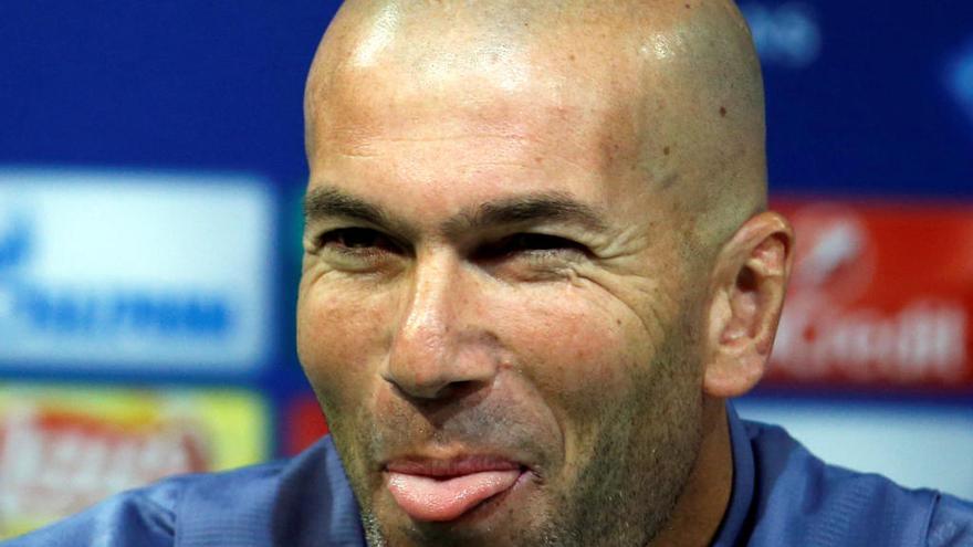 Zidane sonríe durante la rueda de prensa.