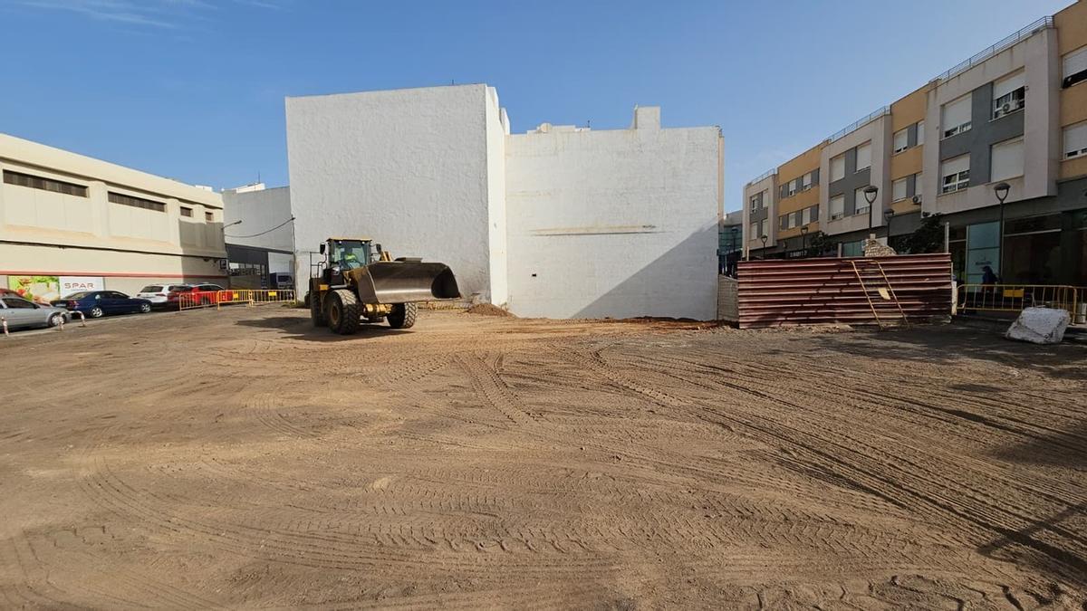 Limpieza del solar insalubre en La Vega, en Arrecife