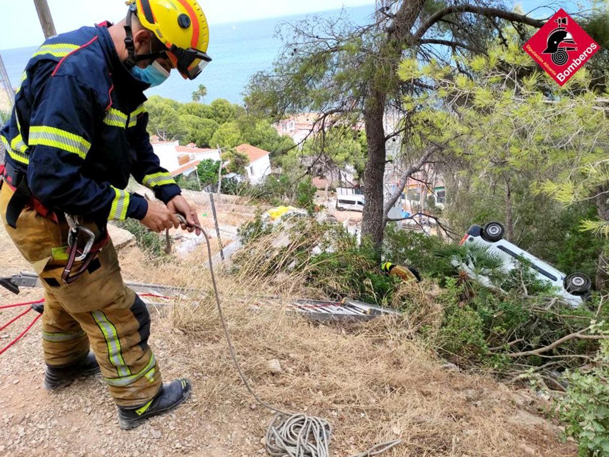 El vehículo ha caído bastante metros ladera abajo