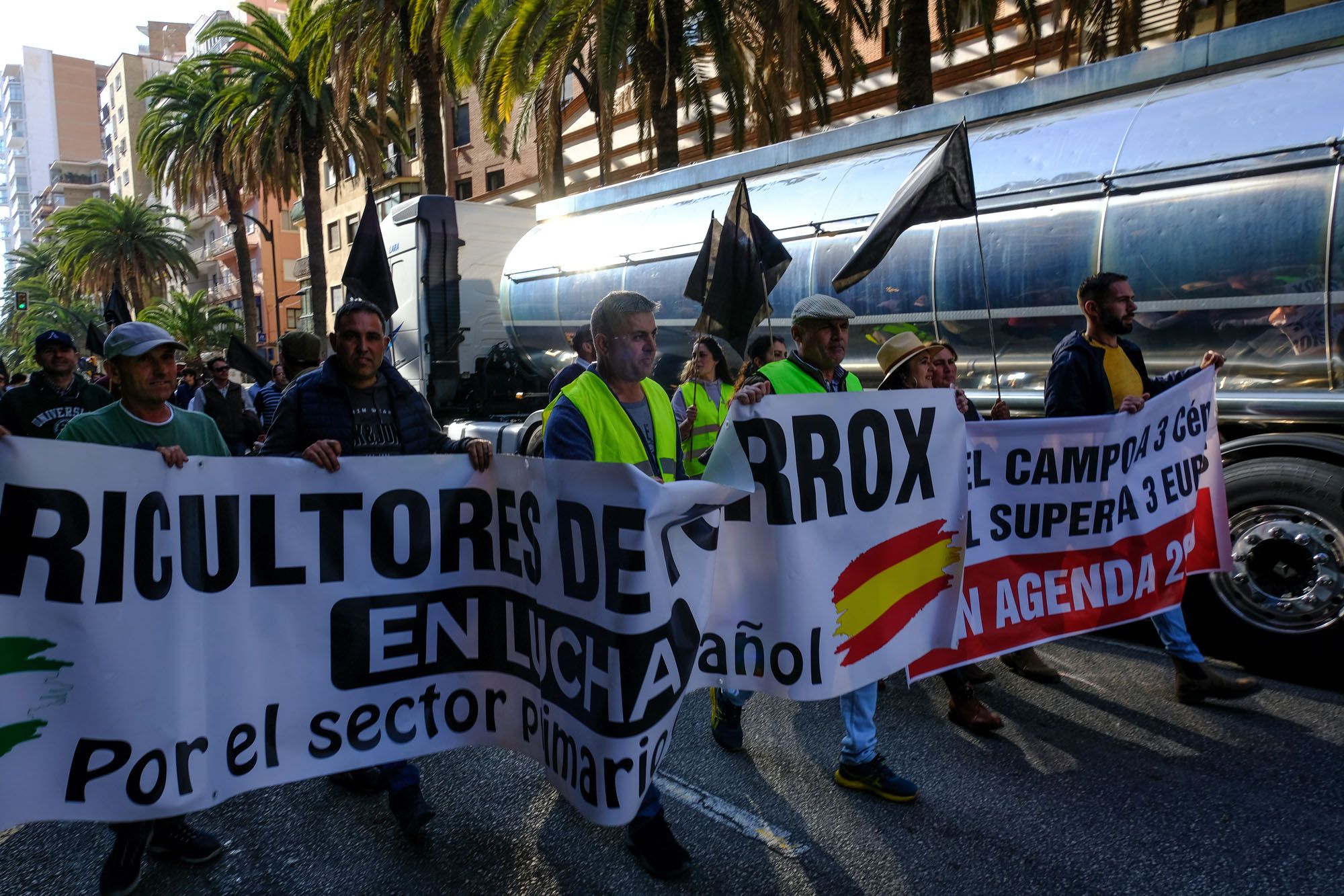 Los agricultores malagueños cortan las carreteras en protesta por la crisis del sector