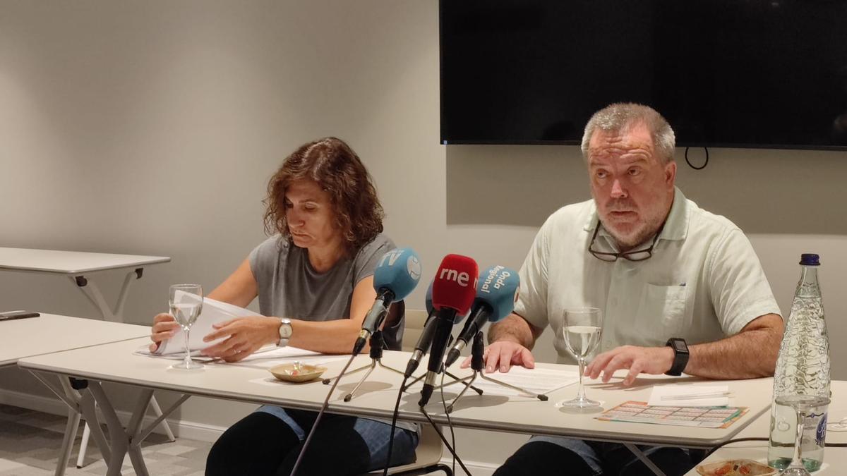 Nacho Tornel y Mari Ángeles García, de la Federación de Enseñanza de Comisiones Obreras, esta mañana.