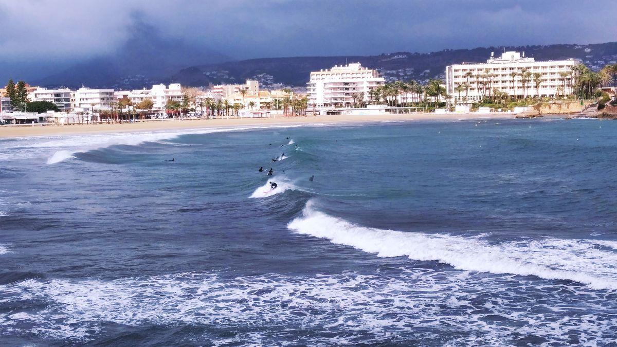 Los surfistas disfrutaron ayer de las olas en la playa del Arenal de Xàbia.