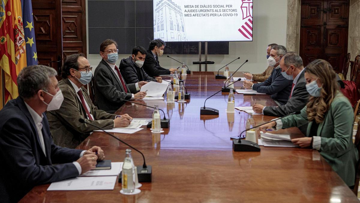 El president de la Generalitat, Ximo Puig, durante la reunión mantenida con los agentes sociales para tratar el plan de choque de ayudas para los sectores productivos más afectados por la pandemia.