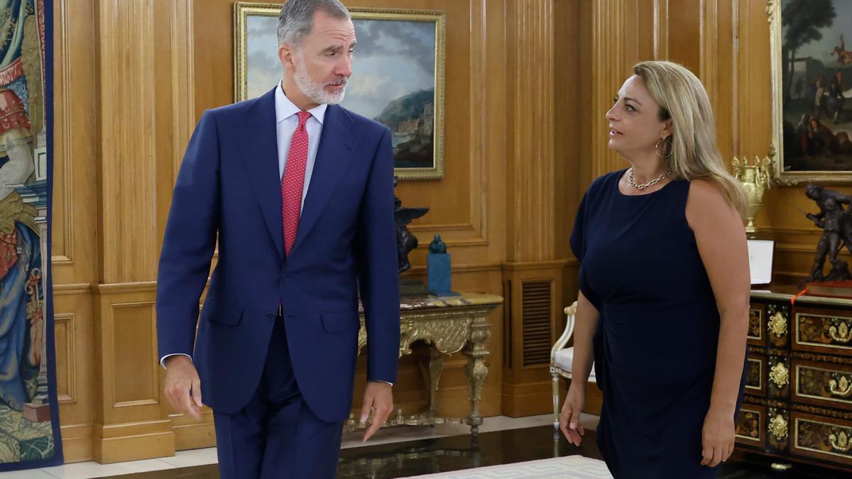 El Rey Felipe VI con la diputada de Coalición Canaria (CC), Cristina Valido