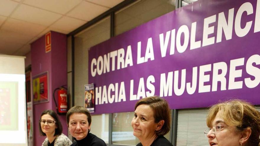 Por la izquierda, Nuria García, Felisa Soria, Carmen Moriyón y Belén Falagán, durante la presentación del calendario.