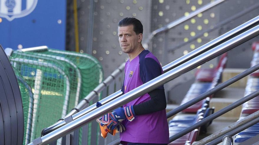 Imágenes de Szczesny jugando al golf con la rama de un árbol