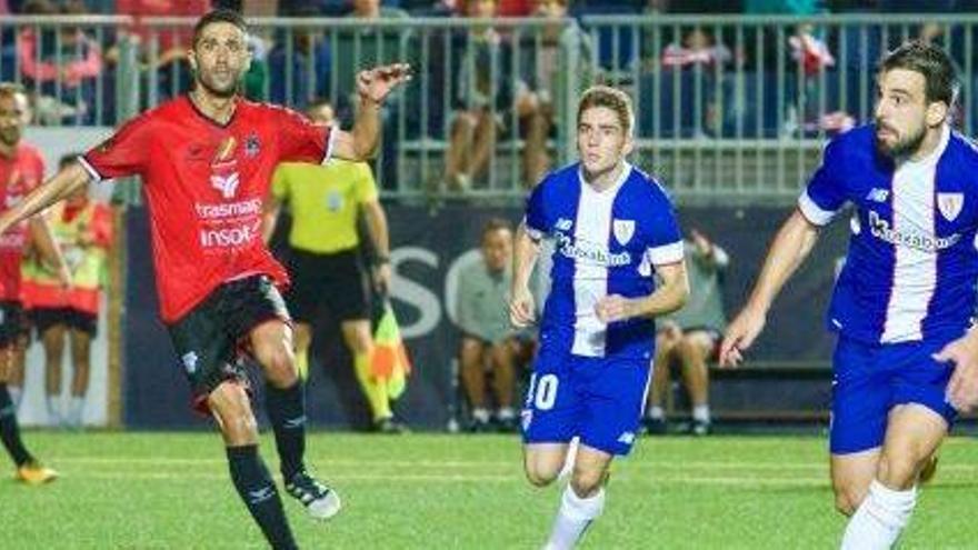 Garmendia, exjugador del Athletic, controla el balón ante Beñat en el partido del miércoles.