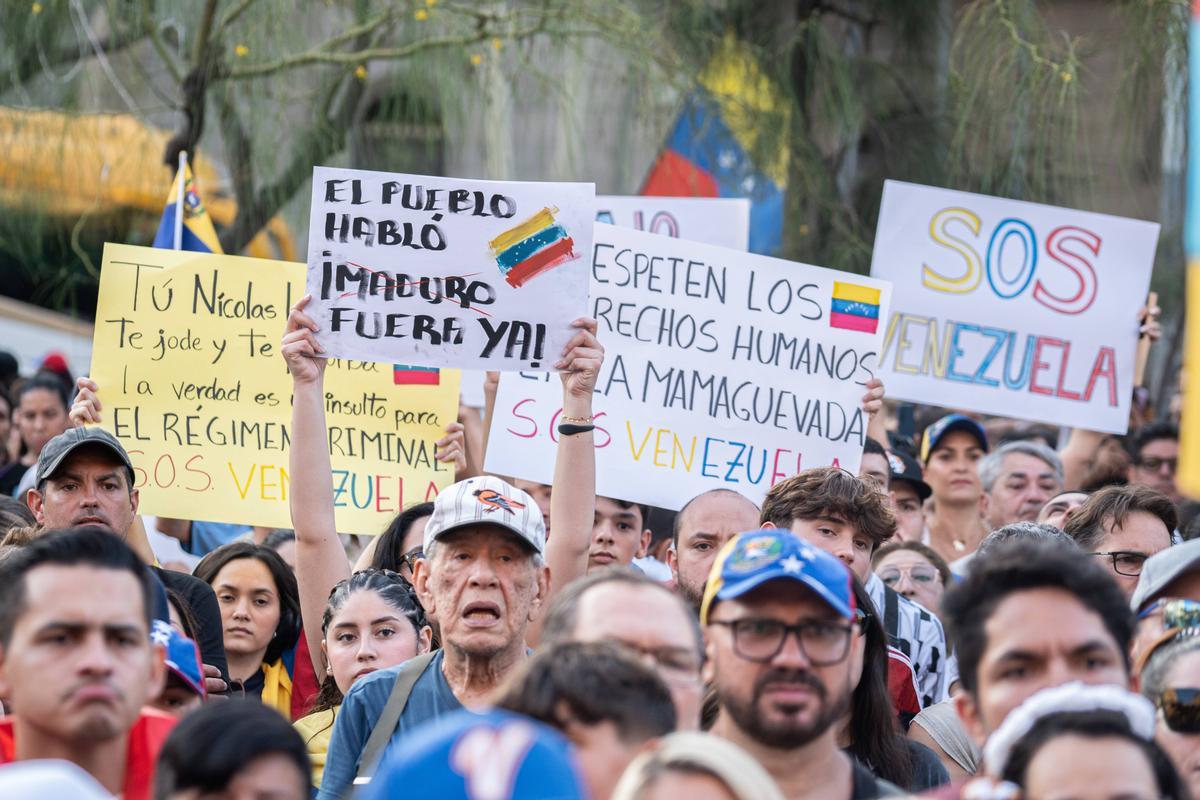 Barcelona. 03/08/2024. Internacional. Manifestación de venezolanos en Plaza Universitat por las elecciones del fin de semana pasado. AUTOR: Marc Asensio      Barcelona, Catalunya, España, Venezuela, venezolanos, manifestación, protesta, elecciones