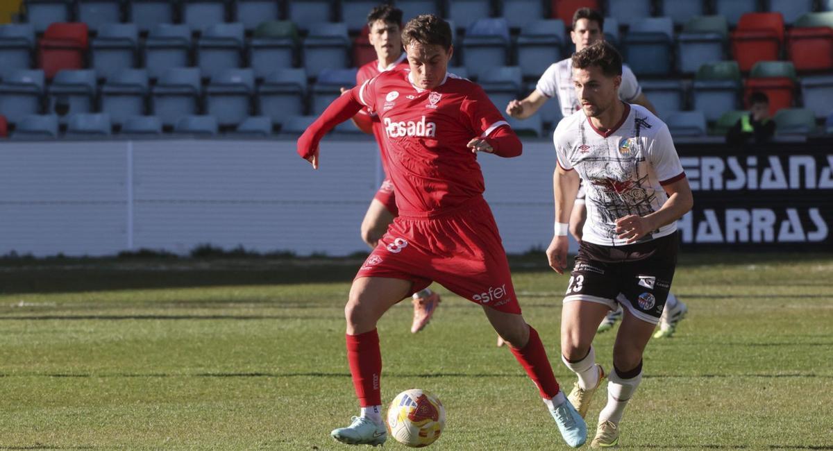 Pelayo Pérez durante una  jugada, ayer en el Helmántico. | ÁREA 11