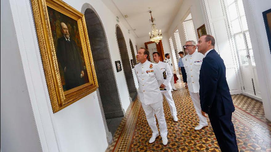 Visita del comandante del Juan Sebasitán de Elcano al Ayuntamiento de Las Palmas de Gran Canaria.