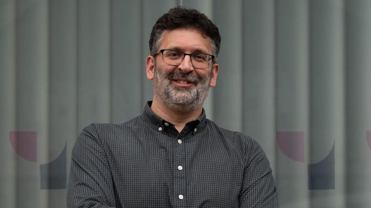 José Berdullas, psicólogo: «Hay que atender la salud mental de las madres sin patologizar el embarazo”