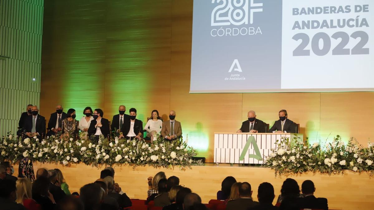 Un momento del acto de entrega de las banderas de Andalucía.